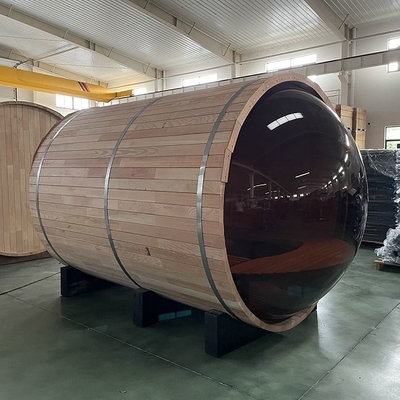 Panoramisch raam Buitenstoomsauna met houten vaten en elektrisch fornuis