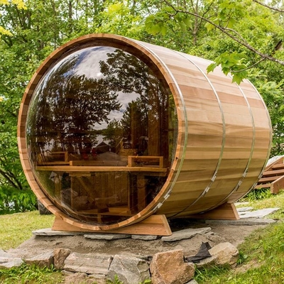 Panoramisch raam Buitenstoomsauna met houten vaten en elektrisch fornuis
