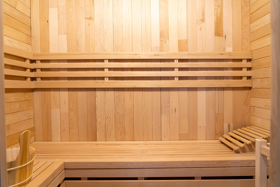 Rood Cedar stoomsuna met LED-licht en ozongenerator Modern ontwerp Temperatuurbereik 15~90°C